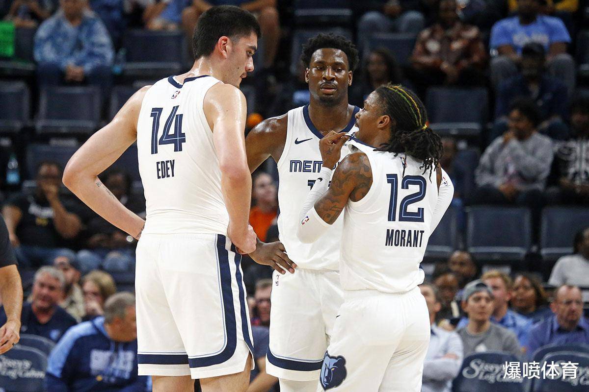 为什么本垒板后方的墙面通常被涂成黑色以帮助打者辨别球路